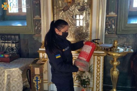 В канун праздников спасатели проводят профилактические мероприятия в храмах и церквях Одесской области (фото)