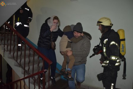 Спасатели потушили пожар в многоэтажке на Молдаванке: пострадал хозяин квартиры (фото)