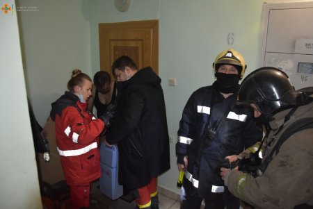 Спасатели потушили пожар в многоэтажке на Молдаванке: пострадал хозяин квартиры (фото)