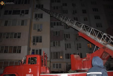 Спасатели потушили пожар в многоэтажке на Молдаванке: пострадал хозяин квартиры (фото)