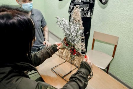 В Одесском следственном изоляторе несовершеннолетние изготовили новогодние украшения для воспитанников детдомов