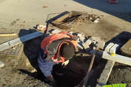 В Приморском и Суворовском районах коммунальщики очищают дождеприемники (фото)