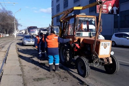 В Приморском и Суворовском районах коммунальщики очищают дождеприемники (фото)