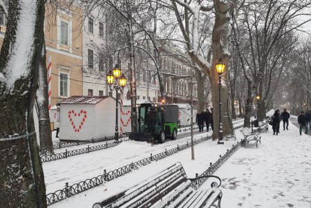 На Думской площади представили новую технику для уборки снега на тротуарах, в парках и скверах (фото, видео)