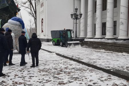 На Думской площади представили новую технику для уборки снега на тротуарах, в парках и скверах (фото, видео)