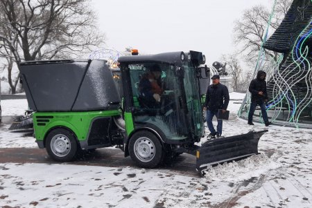 На Думской площади представили новую технику для уборки снега на тротуарах, в парках и скверах (фото, видео)