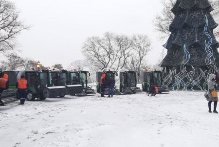 На Думской площади представили новую технику для уборки снега на тротуарах, в парках и скверах (фото, видео)