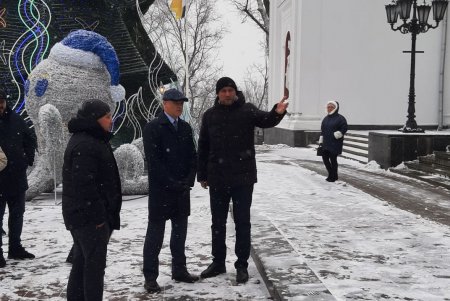 На Думской площади представили новую технику для уборки снега на тротуарах, в парках и скверах (фото, видео)