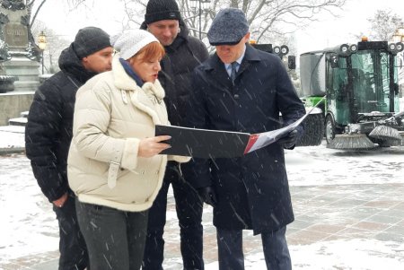 На Думской площади представили новую технику для уборки снега на тротуарах, в парках и скверах (фото, видео)