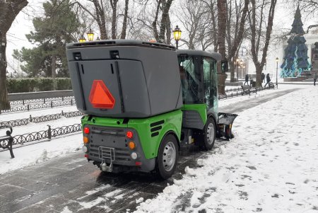 На Думской площади представили новую технику для уборки снега на тротуарах, в парках и скверах (фото, видео)