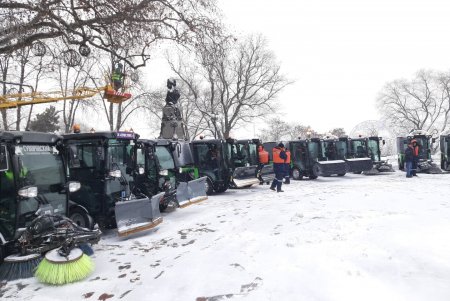 На Думской площади представили новую технику для уборки снега на тротуарах, в парках и скверах (фото, видео)