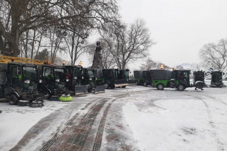 На Думской площади представили новую технику для уборки снега на тротуарах, в парках и скверах (фото, видео)