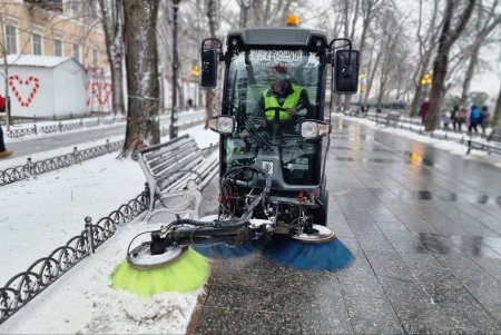 В Одессе презентовали новую спецтехнику для уборки тротуаров (фоторепортаж)