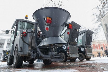 В Одессе презентовали новую спецтехнику для уборки тротуаров (фоторепортаж)