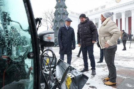 В Одессе презентовали новую спецтехнику для уборки тротуаров (фоторепортаж)