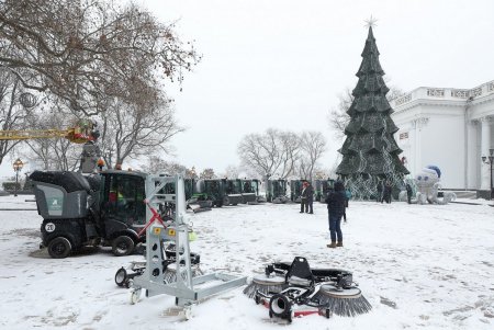 В Одессе презентовали новую спецтехнику для уборки тротуаров (фоторепортаж)