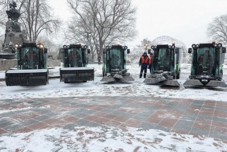 В Одессе презентовали новую спецтехнику для уборки тротуаров (фоторепортаж)