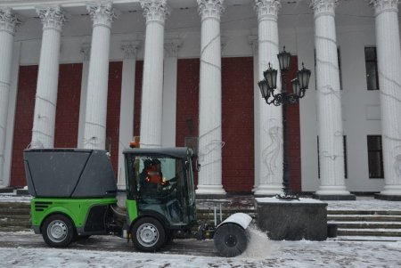 В Одессе презентовали новую спецтехнику для уборки тротуаров (фоторепортаж)