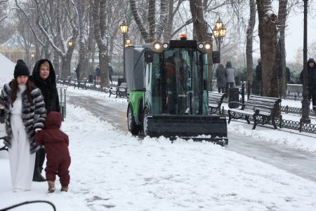 В Одессе презентовали новую спецтехнику для уборки тротуаров (фоторепортаж)