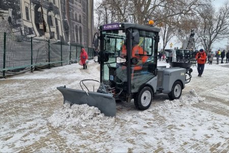 В Одессе презентовали новую спецтехнику для уборки тротуаров (фоторепортаж)