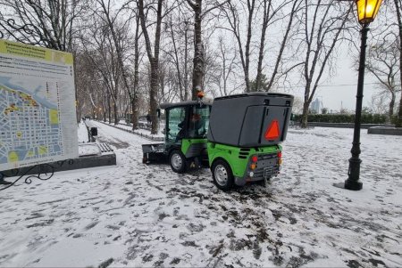 В Одессе презентовали новую спецтехнику для уборки тротуаров (фоторепортаж)