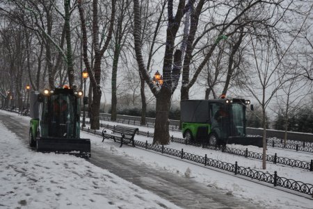 В Одессе презентовали новую спецтехнику для уборки тротуаров (фоторепортаж)