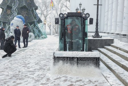 В Одессе презентовали новую спецтехнику для уборки тротуаров (фоторепортаж)
