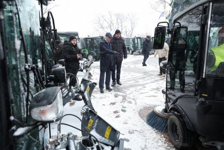 В Одессе презентовали новую спецтехнику для уборки тротуаров (фоторепортаж)