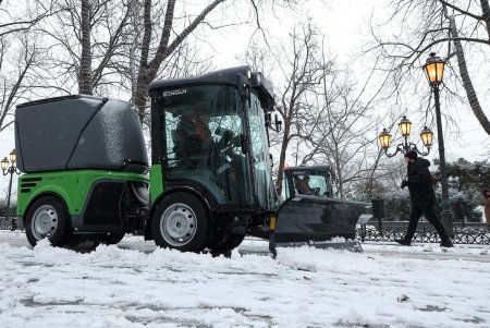 В Одессе презентовали новую спецтехнику для уборки тротуаров (фоторепортаж)