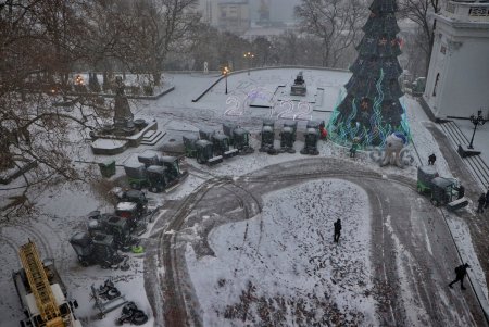 В Одессе презентовали новую спецтехнику для уборки тротуаров (фоторепортаж)