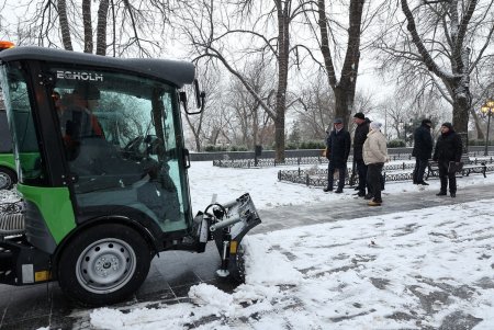 В Одессе презентовали новую спецтехнику для уборки тротуаров (фоторепортаж)