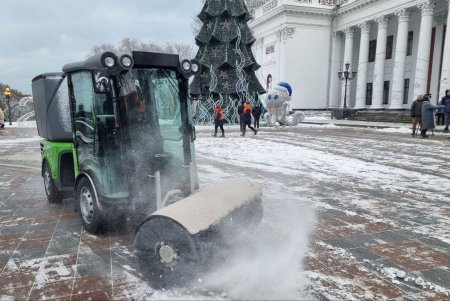 В Одессе презентовали новую спецтехнику для уборки тротуаров (фоторепортаж)