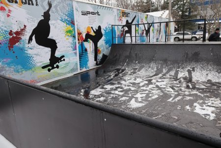 В Киевском районе, на месте старого скейт-парка, открылась новая ледовая арена (фото) 