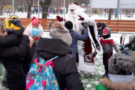 Юных одесситов из инклюзивной секции по футболу поздравили с зимними праздниками и вручили сладкие подарки (фото) 