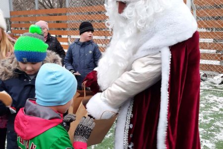 Юных одесситов из инклюзивной секции по футболу поздравили с зимними праздниками и вручили сладкие подарки (фото) 