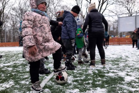 Юных одесситов из инклюзивной секции по футболу поздравили с зимними праздниками и вручили сладкие подарки (фото) 