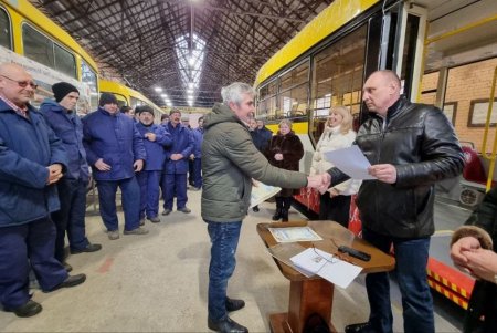 Работников КП «Одесгорэлектротранс» поздравили со сборкой юбилейного вагона (фото)