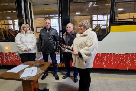 Работников КП «Одесгорэлектротранс» поздравили со сборкой юбилейного вагона (фото)
