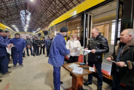 Работников КП «Одесгорэлектротранс» поздравили со сборкой юбилейного вагона (фото)
