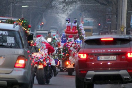 По улицам города едет праздничная колонна Дедов Морозов (фоторепортаж)
