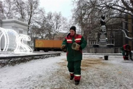 Коммунальные службы города переведены на круглосуточный режим работы (фото, видео)
