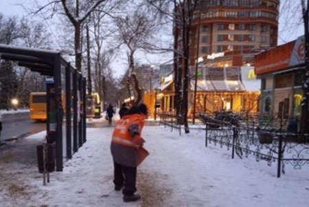 Коммунальные службы города переведены на круглосуточный режим работы (фото, видео)