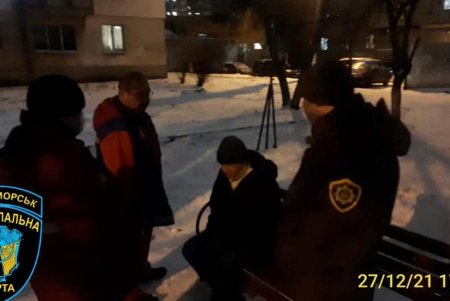 Напился и уснул на скамейке: в Черноморске от переохлаждения спасли горожанина (фото)
