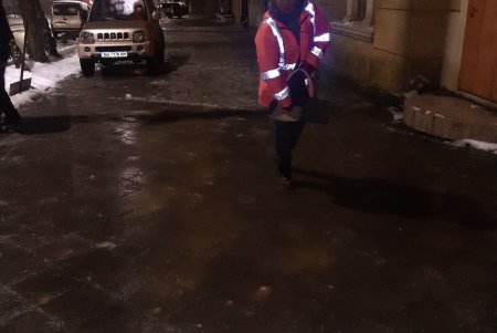 Коммунальные службы города продолжают борьбу с гололедицей (фото)