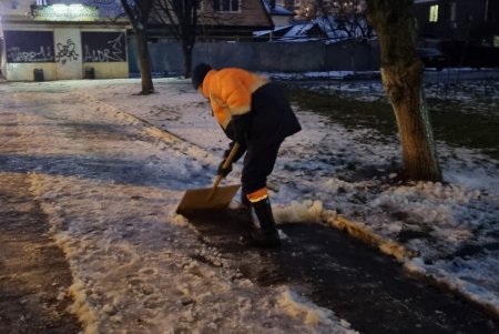 Коммунальные службы города продолжают борьбу с гололедицей (фото)