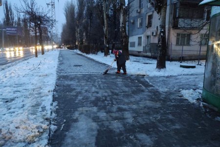 Коммунальные службы города продолжают борьбу с гололедицей (фото)