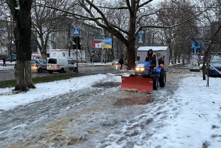 Коммунальные службы города продолжают борьбу с гололедицей (фото)