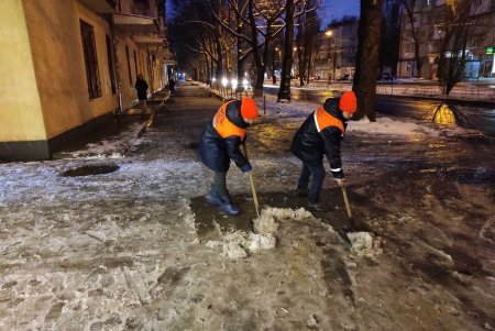 Коммунальные службы города продолжают борьбу с гололедицей (фото)