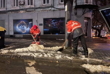 Коммунальные службы города продолжают борьбу с гололедицей (фото)