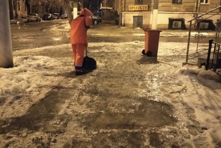 Коммунальные службы города продолжают борьбу с гололедицей (фото)